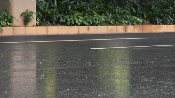 4K正版-雨中的公路路面积水水花