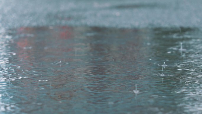 4K正版-下雨天雨滴落在地面积水