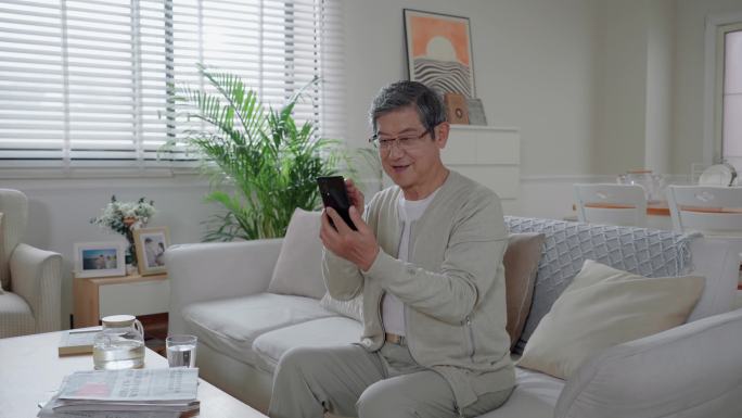 老人学习使用手机