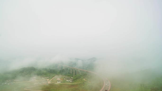 云雾迷雾大雾天气下的高速公路