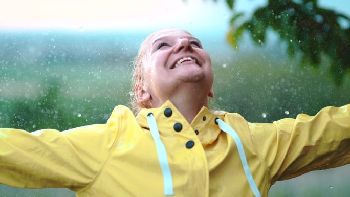 超级SLO-MO中年女性享受雨天