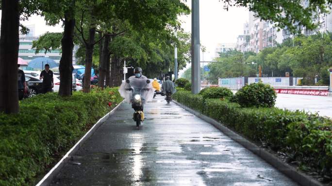 4K正版-下雨天骑电动车的人