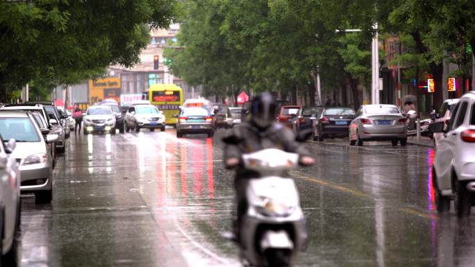 下雨天街道车流行人