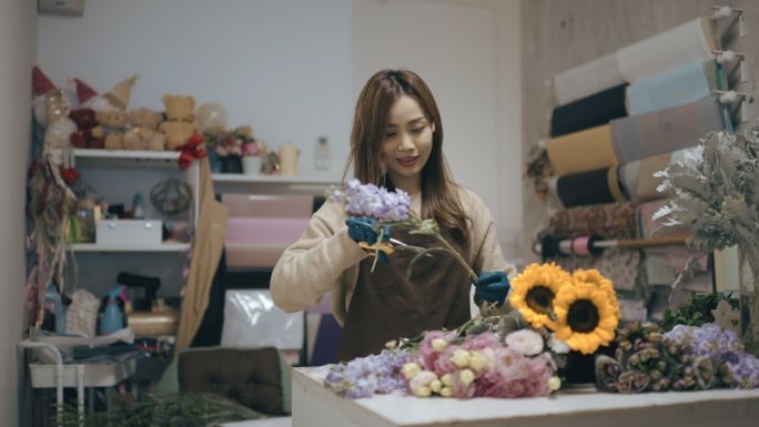亚洲华人女花商，小企业主，在花店插花。经营小企业的日常例行公事