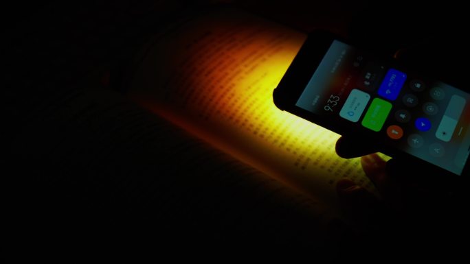 手机手电筒照明看书高考