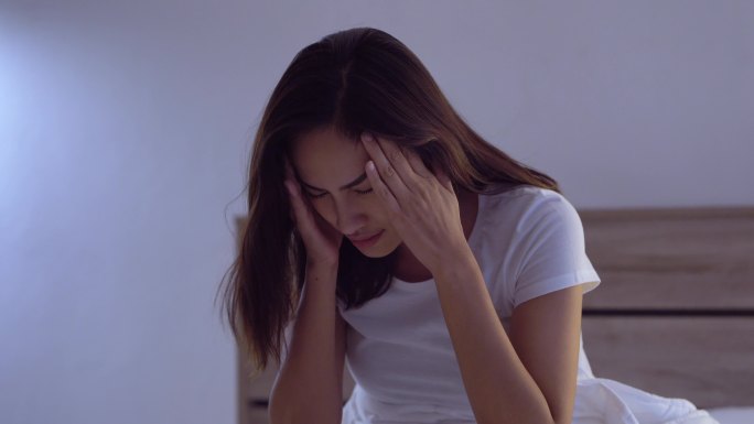 亚洲女性早上在床上头痛可能是偏头痛