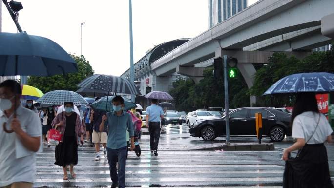 4K正版-雨中人行道上的行人车辆