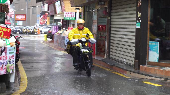 下雨天送外卖骑手