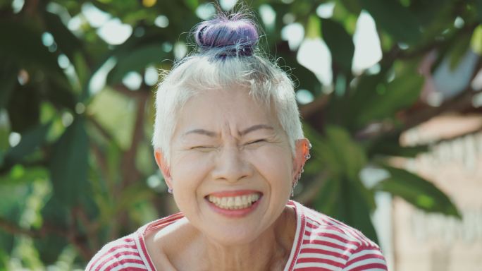 肖像：老人们一边给她讲故事一边享受。东南亚和东亚：50岁的人+