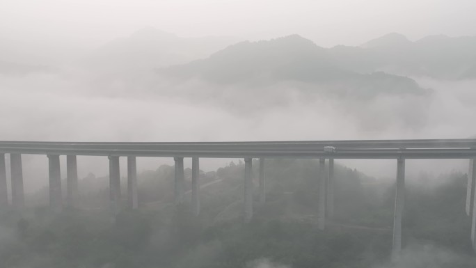 航拍山区高速公路高架桥云雾诸永高速浙江