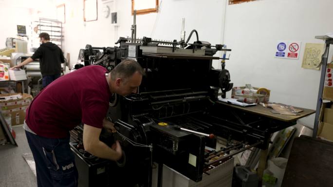 手工工人，在印刷厂包装产品