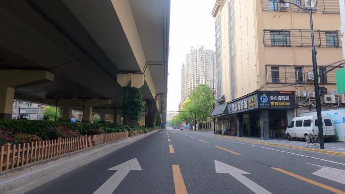 上海封城中的高架桥下公路路况
