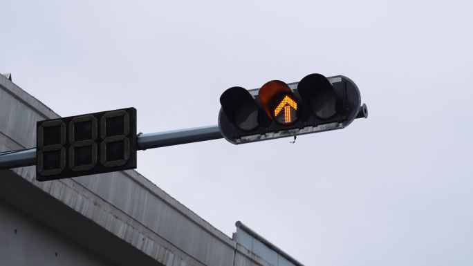 4K正版-下雨天的交通信号灯-绿灯转红灯