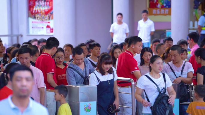 深圳欢乐谷 游客 人群 检票员 特写