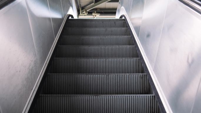 4K正版-地铁站内上升的自动扶梯电梯