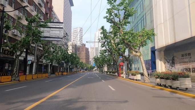 上海封城中的现代都市阳光街道路况