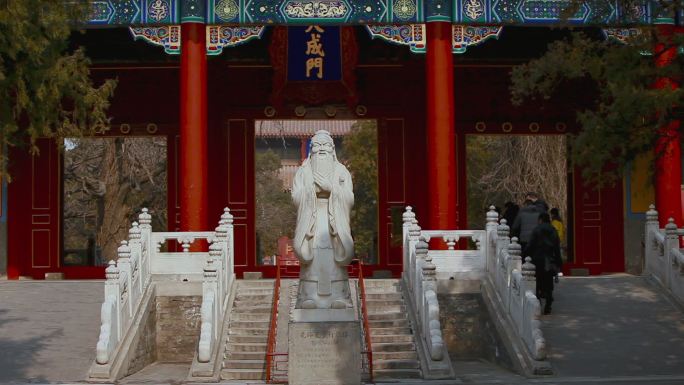 北京孔庙里的孔子雕像