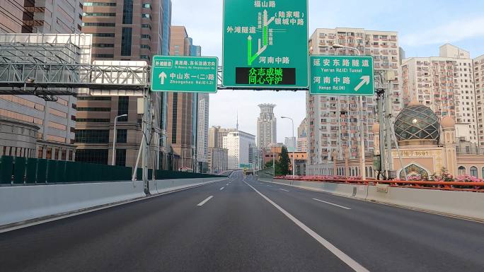 上海封城中的明媚阳光高架路况