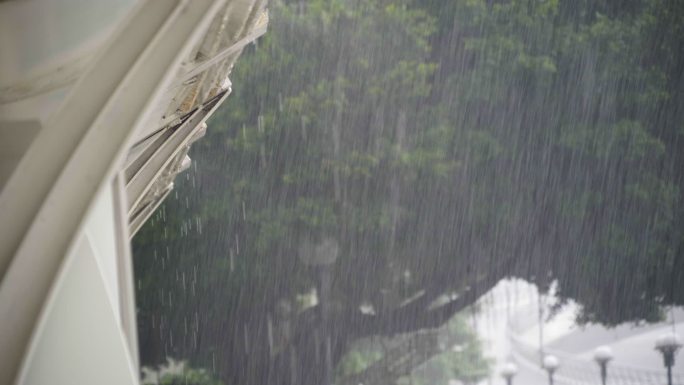 大雨下雨阴天水滴雨景