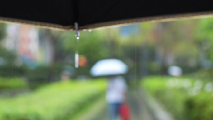 4K正版-下雨天雨伞伞檐滴水特写