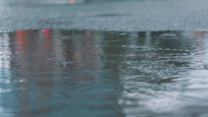 4K正版-下雨天雨滴落在地面积水倒影