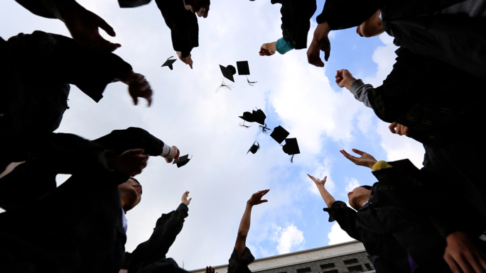 大学生毕业扔学士帽