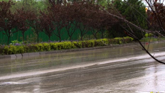 雨天行车 车过积水路面