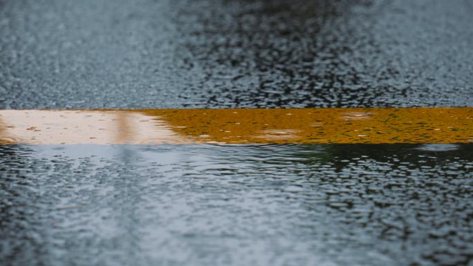 4K正版-雨中的公路路面黄线