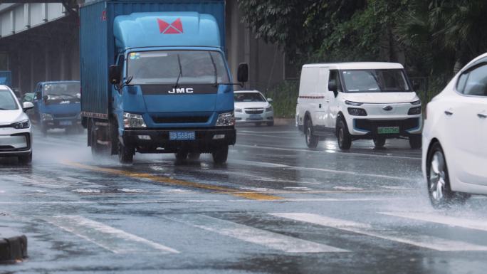 4K正版-下雨天出行通勤的车辆车流