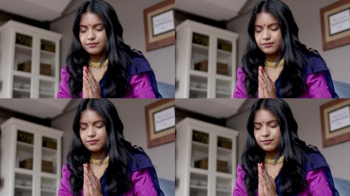 美丽的印度女性在家里祈祷