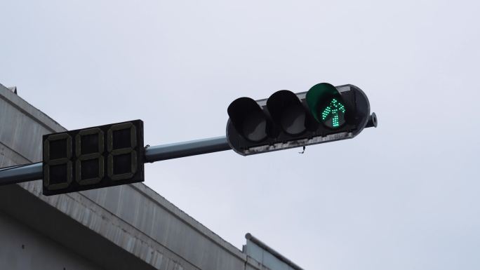 4K正版-下雨天的交通信号灯-绿灯