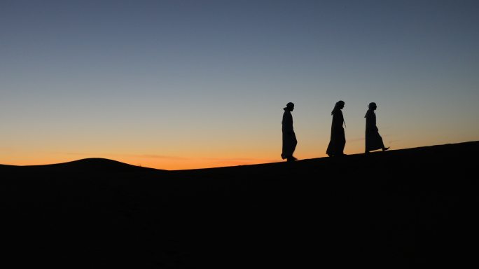 沙漠中的阿拉伯人在沙丘的顶端