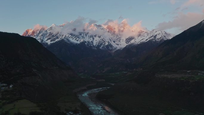 航拍雅鲁藏布大峡谷南迦巴瓦峰日落