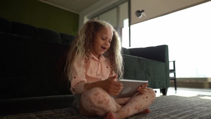 患有斑秃症的女孩在家里使用数字平板电脑