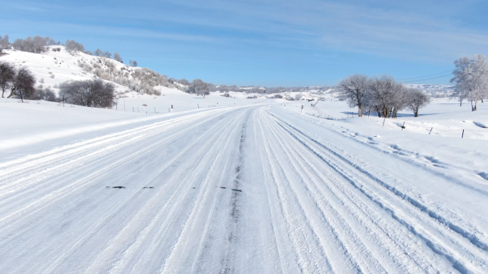 冰天雪地草原上独自行进的车航拍