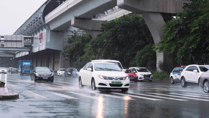 4K正版-下雨天出行通勤的车辆车流