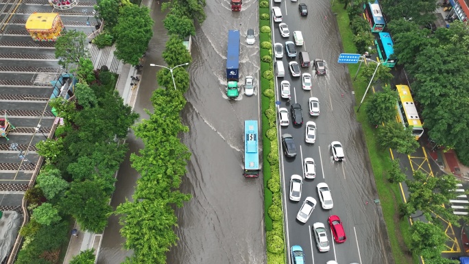 深圳暴雨出行时刻