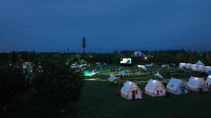 户外帐篷露营夜景在帐篷营地看电影户外露营