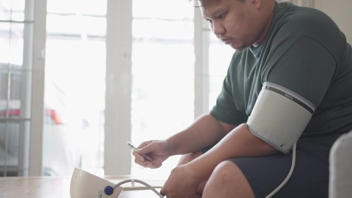 记录血压的人男子自己测量血压肥胖男子量血