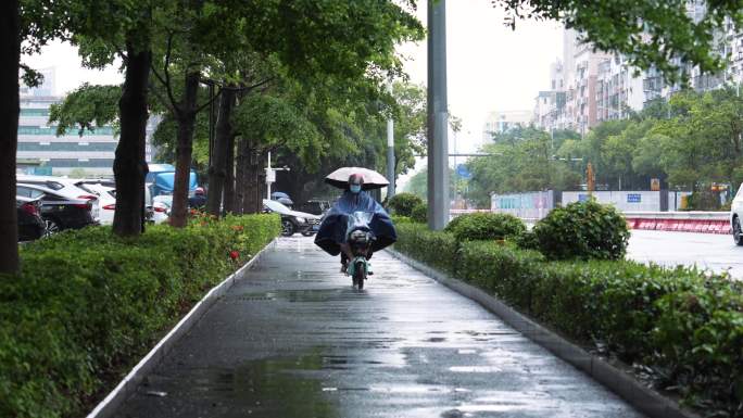 4K正版-下雨天骑电动车的人