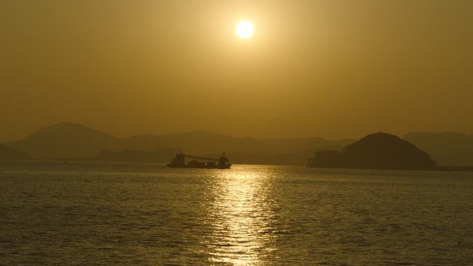 夕阳海上轮船