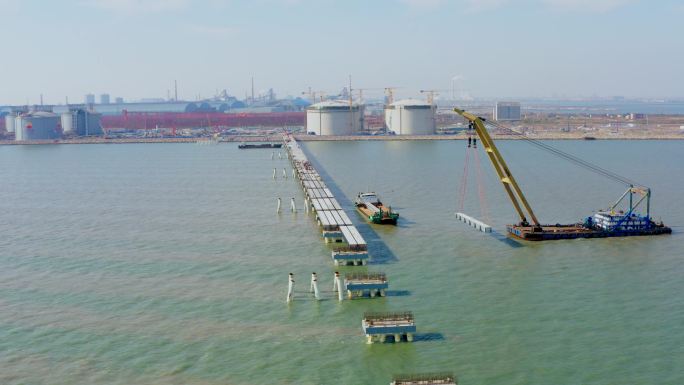 港口LNG码头引桥建设环绕航拍