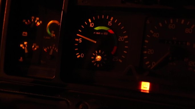 启动发动机时，卡车仪表板、车速表和其他指示器
