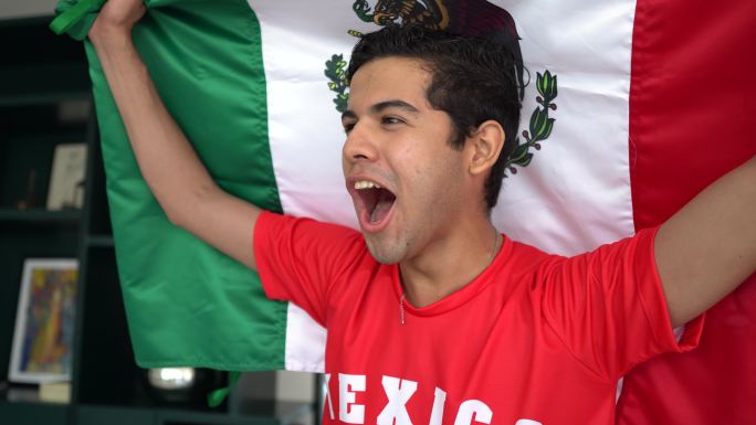 十几岁的拉丁男孩在家看墨西哥足球队比赛