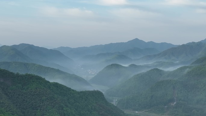 航拍江南浙江山水云雾早晨水墨群山绍兴诸暨