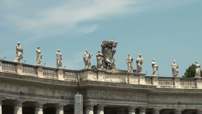 罗马圣彼得广场的贝尔尼尼柱廊、圣徒和游客