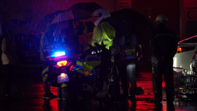 大雨暴雨夜晚城市道路交通事故交警处理