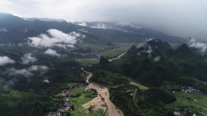 航拍大山深处小山村白云