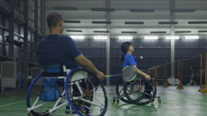 残疾人训练羽毛球