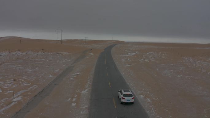独自行行走在无人沙漠公路